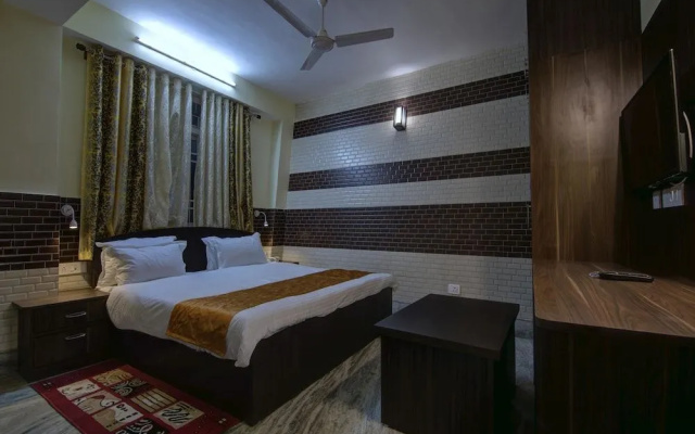 OYO 13465 Greendot Hotel