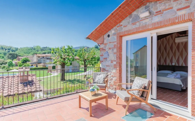 Farmhouse in Lucca With Infinity Pool