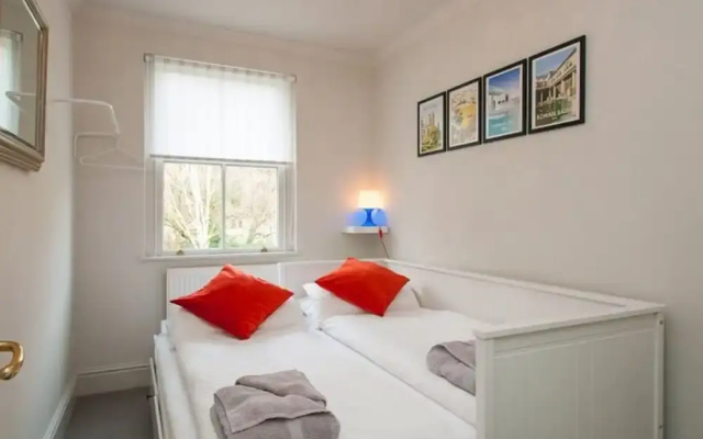 Central Quiet 2 Bedroom Townhouse With Office