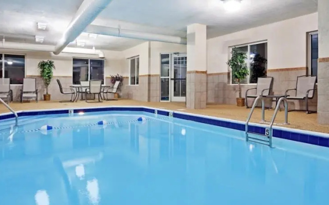 Holiday Inn Express Hotel & Suites Newark-Heath