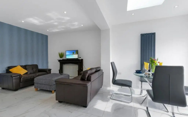 Harrow Hse 3 Bedrooms 2 Bathrooms Off Road Parking