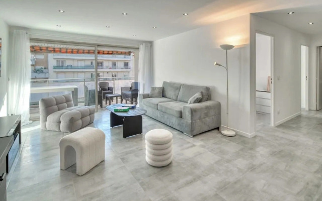 A/C 2bdr/6p Flat Just two Minutes From the Beach!