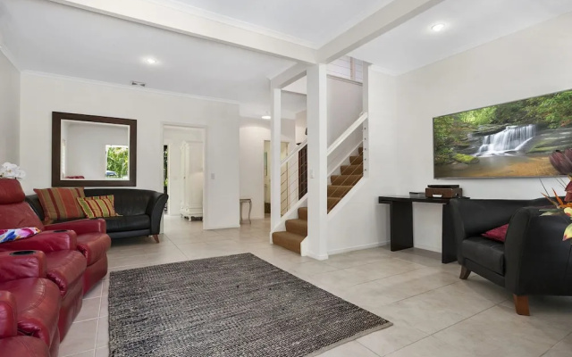 Stunning Sunshine Beach House in Prime Location - 31 Ferguson Street