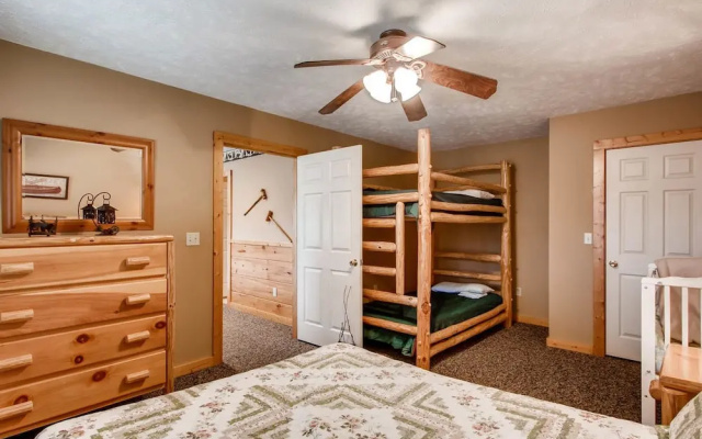 Bearadise 4 Bedroom Cabin by RedAwning