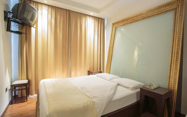 Aston Hotel