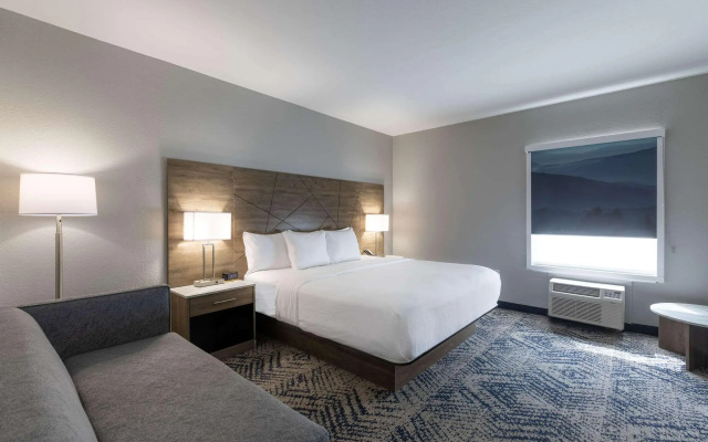Rodeway Inn & Suites near Outlet Mall - Asheville