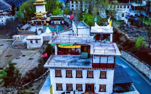 Sangdun Longzhu Homestay (Zhonglu Tibetan Village)