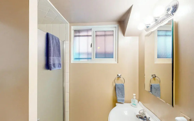 Elati Guesthouse: Walkable Home in Arts District