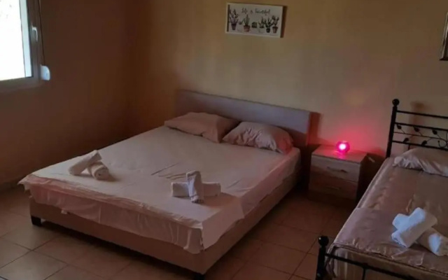 Detached quiet villa 500m from sea