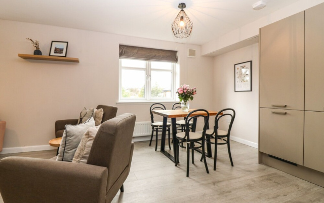 11 Ambleside Court
