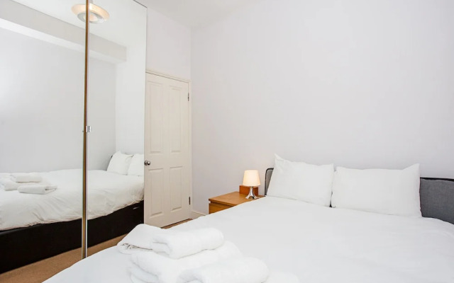 1 Bedroom Apartment in Heart of Shepherd's Bush Accommodates 4
