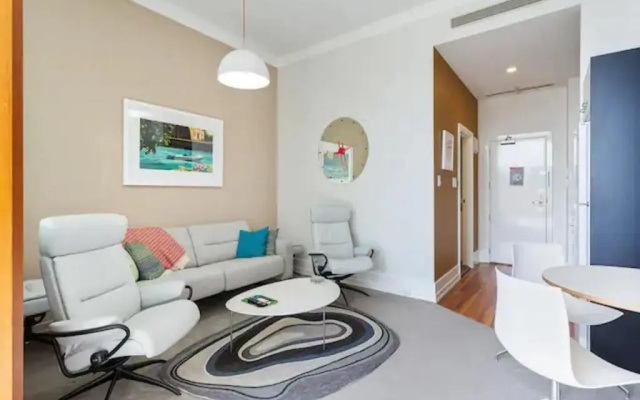 Lovely Bright Apt w/ Pool and Gym by Zodiak Stays