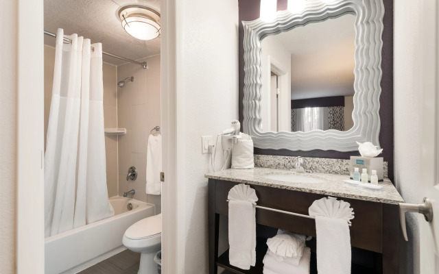Clarion Inn & Suites Across From Universal Orlando Resort