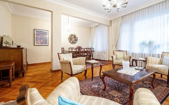 Chic Flat With Balcony Close to Caddebostan Shore