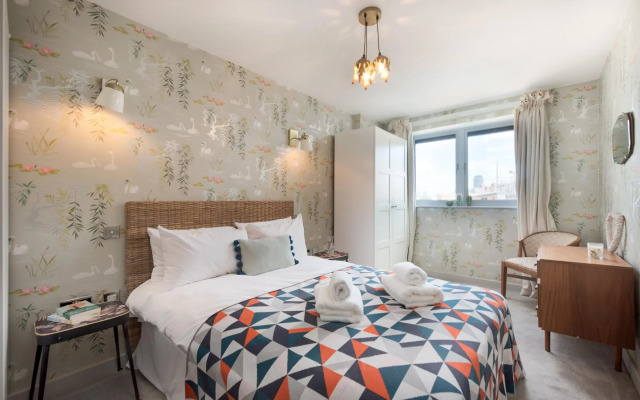Spacious Fulham Apartment Close to the River by Underthedoormat
