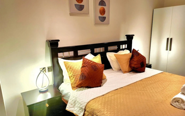 Elegant 2Bed Gem-5star Service-Pools-Gym