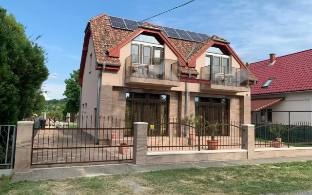 Mediterán Fedett Medencés Apartmanház