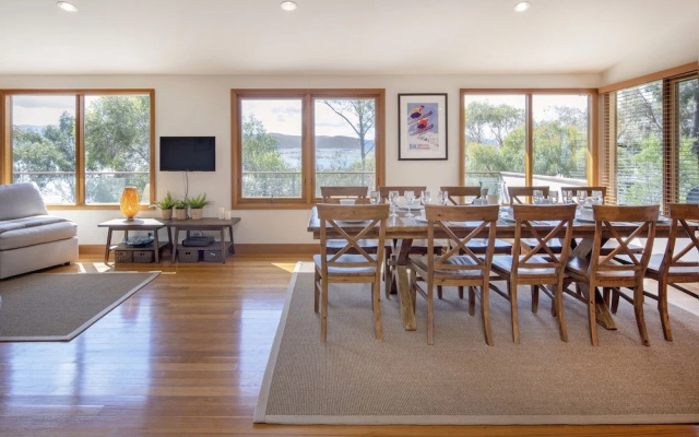 Rimrock - Superior waterfront home