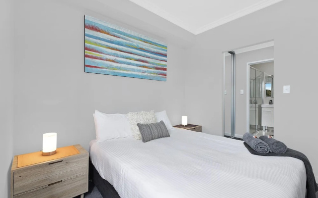Lakeside Waterfront Apartment 18