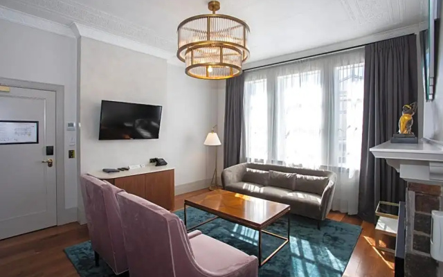 Tattersalls Hotel