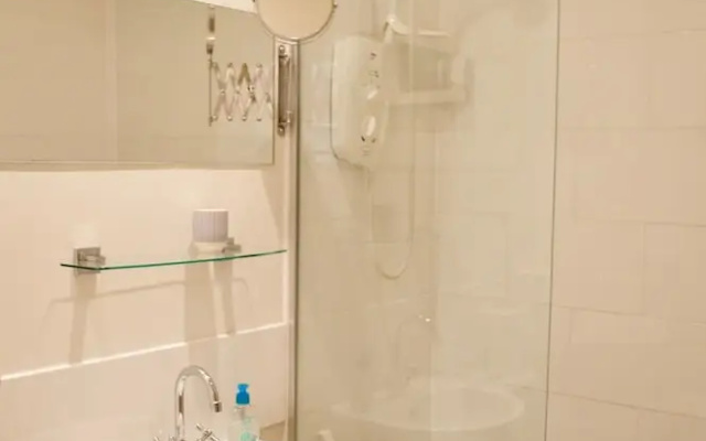 1 Bedroom Ground Floor Colony Flat