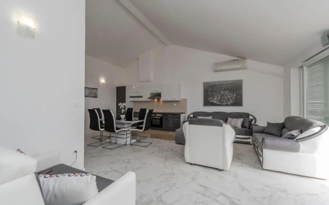 Beautiful penthouse for 8 close to city center