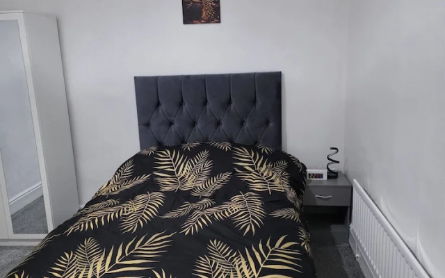 3 Bed Home Free Wifi & Netflix Central Location