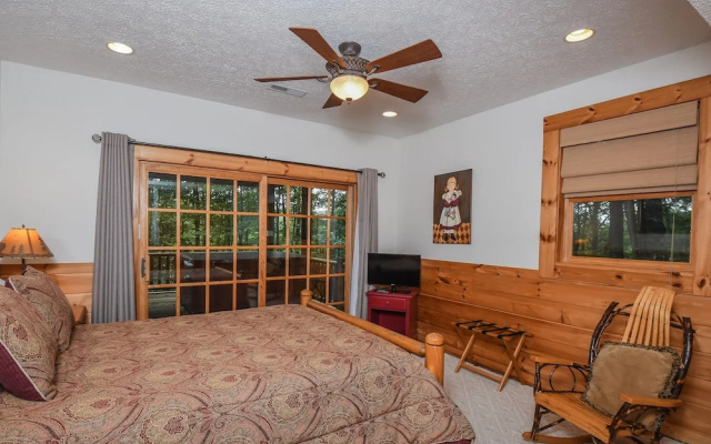 Old Bruin's Den 4 Bedroom House