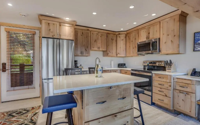 Laurelwood Condominiums Studio Premier Unit 106