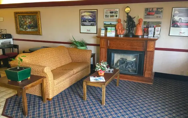 Country Hearth Inn and Suites Bowling Green
