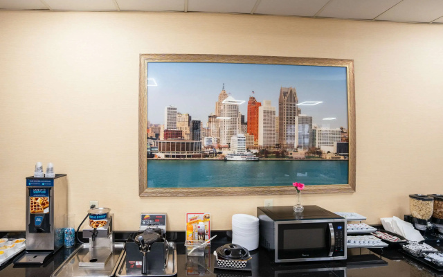 Clarion Hotel Detroit Metro Airport