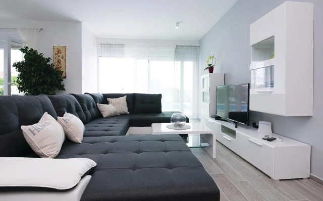 Awesome Home in Sukosan with Hot Tub, WiFi & 4 Bedrooms