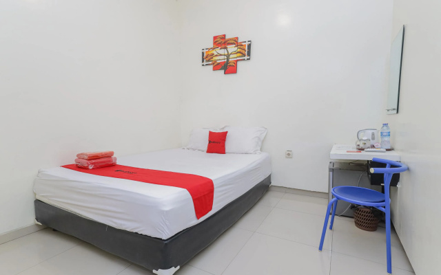 RedDoorz Plus @ K23 Rungkut Madya