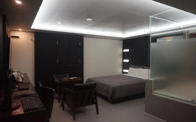 Louis Hotel