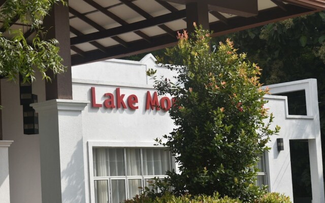 Отель Lake Monark Resort вид на фасад