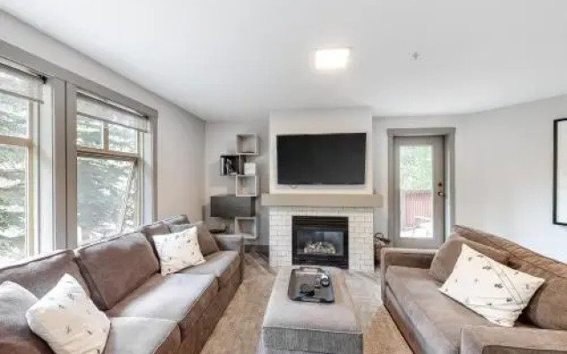 Eagle Springs East 206: White Fir Suite