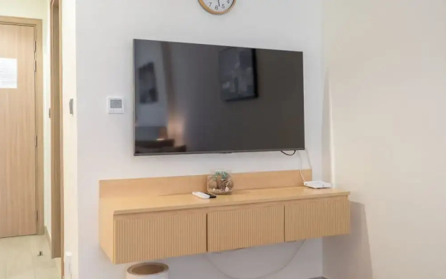 Stylish Studio Retreat in Riviera 33 Near Downtown