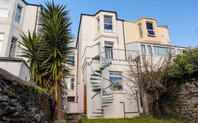 5-bed House With Distant sea Views in Plymouth