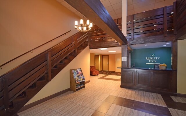Quality Inn Near Mammoth Mountain Ski Resort in Mammoth Lakes, United States of America from 196$, photos, reviews - zenhotels.com hotel front