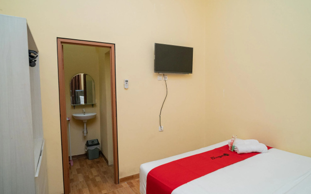 RedDoorz Syariah Near Jembatan Merah Plaza
