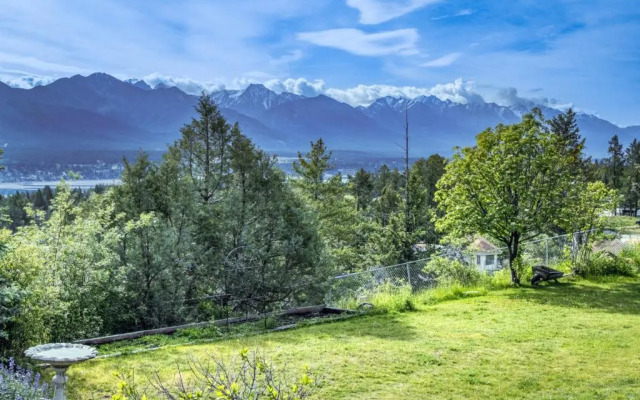 Pine Ridge, Log Home with Lake View and Backyard