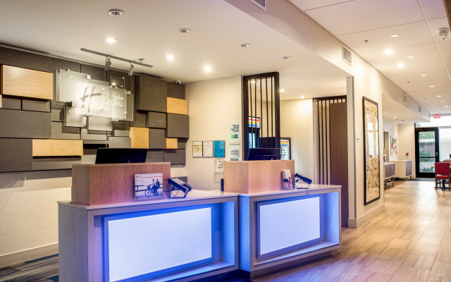 Holiday Inn Express & Suites Racine by IHG