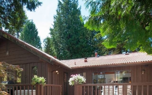Отель Capilano Forest Little House Канада, Аптаун - отзывы, цены и фото номеров - забронировать отель Capilano Forest Little House онлайн вид на фасад