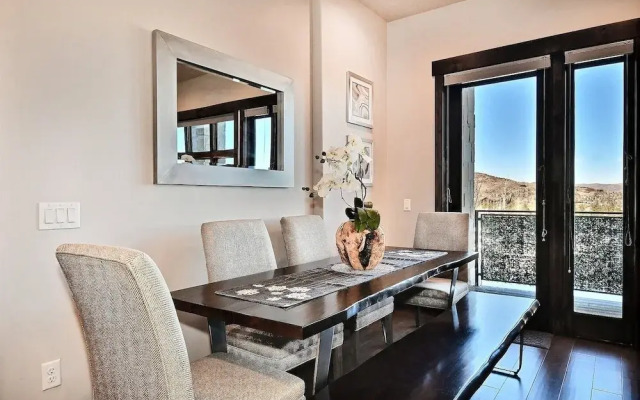 Blackstone Beauty 2 Bedroom Condo by RedAwning