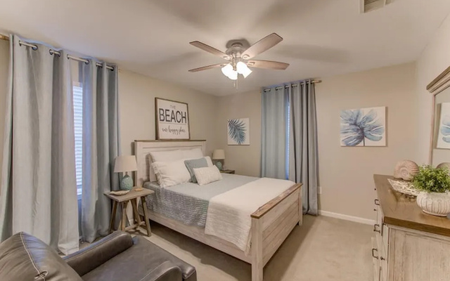 Full Condo w/ Pool & Gym, Sleeps 4