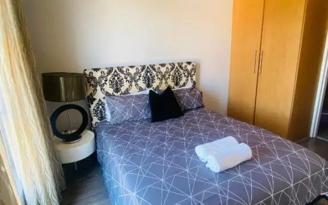 Immaculate & Central Apartment in Houghton