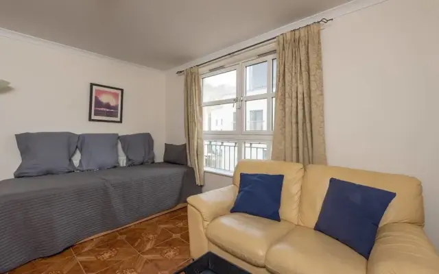Central 2 Bedroom Apt W Parking Close To Royal Mile