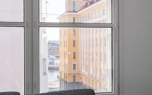 Modern 1BR Apartment with Balcony