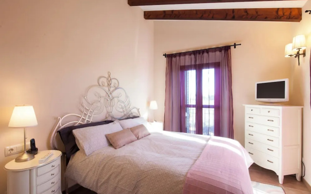 Luxurious 6-bedroom Villa Just 10 Minutes From the Beach