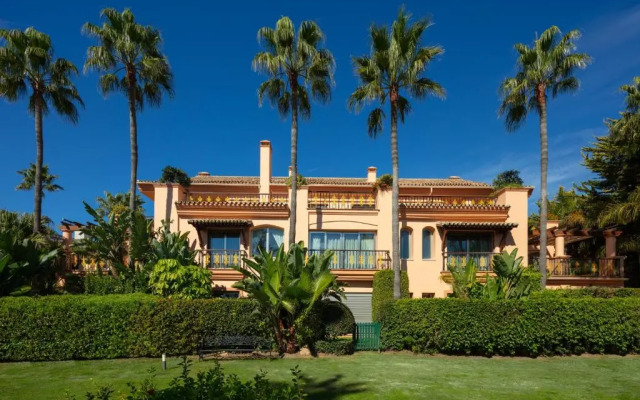 Cubo's Luxury Beach Front Duplex Puerto Banús